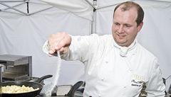 Pavel Sapík z restaurace Terasa U Zlaté studn pipravuje chestové degustaní menu.