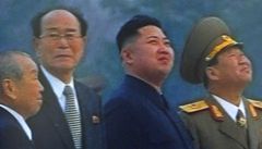 Novopeený vdce Kim ong-un pihlíí oslavám. 