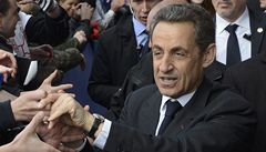 Sarkozy si nejdříve potřásal s příznivci s drahými hodinkami na ruce.