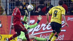 Polský reprezentant Robert Lewandowski z Dortmundu dává gól do sít Bayernu Mnichov