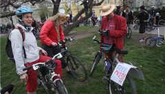 Cyklisté se p�ipojili i k protestní akci pro uv�zn�ní Pussy Riot