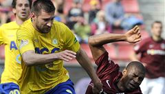 Sparta - Teplice (Léonard Kweuke ze Sparty vpravo a Michal Smejkal z Teplic)