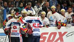 Hokejisté Pardubic oslavují branku