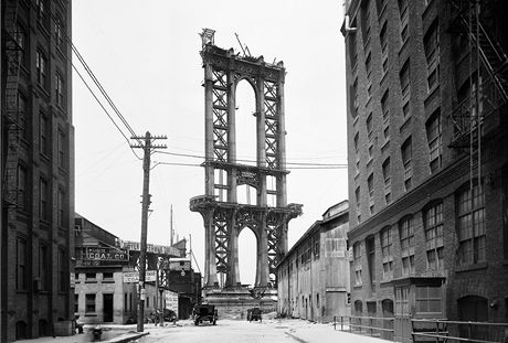 Na fotografii je rozestavný pilí Manhattanského mostu, který byl dokonen v roce 1909.