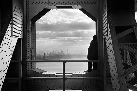 Pohled na New York a eku Hudson z mostu George Washingtona v prosinci 1936.