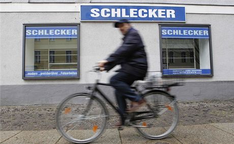 Cyklista míjí zavenou drogerii Schlecker v Berlín
