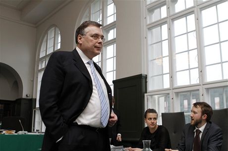 Islandský expremiér Geir Haarde u soudu v Rekjavíku. 