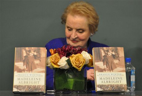 Madeleine Albrightová na autogramiád své knihy