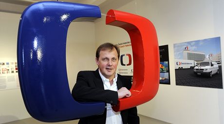 Generln editel T Petr Dvok pedstavil nov logo esk televize v galerii DOX