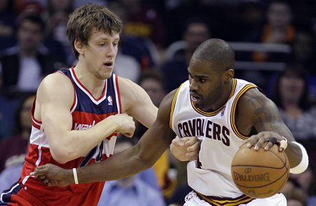 eský basketbalista Jan Veselý z Washingtonu Wizards v souboji s Antawnem Jamisonem z Clevelandu Cavaliers