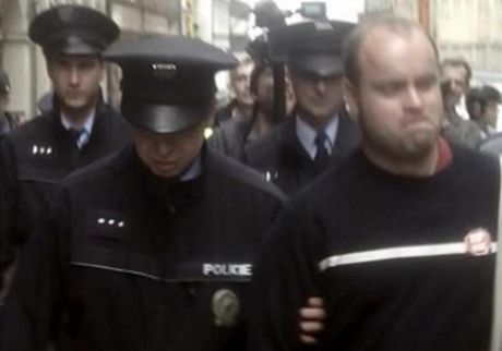 Roman Smetana (vpravo) se vzdal policii.