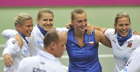 Zleva Andrea Hlaváková, Lucie afáová, Petra Kvitová a Lucie Hradecká se radují z postupu do finále Fed Cupu