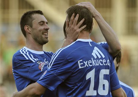 Michal Ordo (vlevo) a Zdenk Klesnil (zády) se radují z tetího gólu Olomouce. Klesnil je autorem druhého gólu zápasu