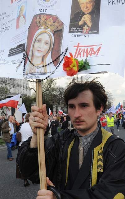 Na 20.000 lidí se podle úad selo ve Varav na demonstraci na protest proti rozhodnutí polské Rady pro rozhlasové a televizní vysílání (KRRiT), která ultrakatolické televizní stanici Trwam nechce udlit licenci pro digitální pozemní vysílání