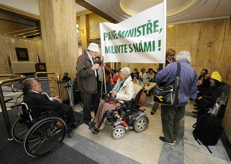 Zástupci Národní rady osob se zdravotním postiením, zdravotnických odbor a Svazu pacient R se seli 25. dubna na ministerstvu zdravotnictví s poadavkem jednání s ministrem zdravotnictví Leoem Hegerem.