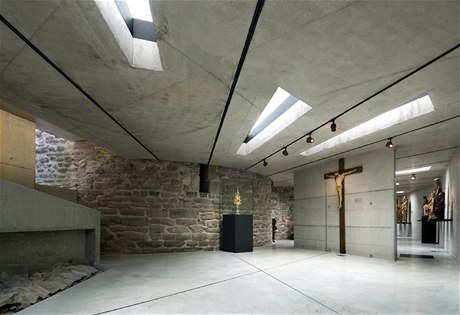 Nejvýraznější nový zásah propojuje kapitulní děkanství a biskupský palác a zároveň slouží jako další výstavní síň. Horní přirozené osvětlení přispívá k atmosféře podzemních prostor.