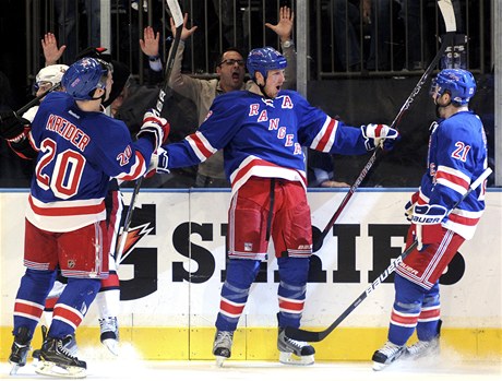 Hokejisté New York Rangers oslavují gól