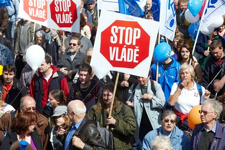 Odborái na protivládní demonstraci 21. dubna.