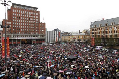 I přes nepřízeň počasí se v centru norské metropole sešly desítky tisíc lidí. 