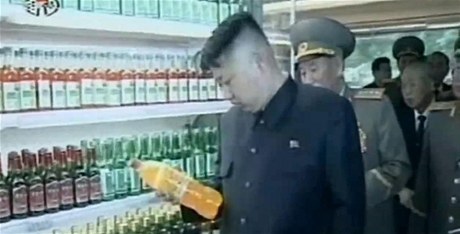 Kim ong-un pozorn prohlíí limonádu.