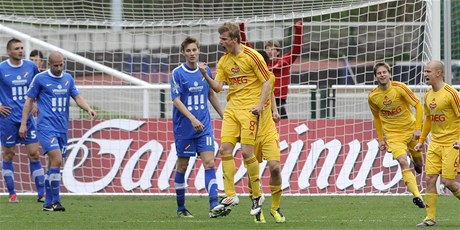 Dukla Praha - Baník Ostrava. Hrái Dukly se radují z gólu. Uprosted je útoník Dukly Jan Pázler