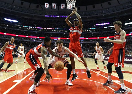 eský basketbalista Washingtonu Wizards Jan Veselý (vpravo) eká pod koem na pihrávku od spoluhrá