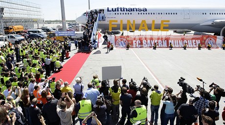 Fanouci fotbalist Bayernu vítají finalisty Ligy mistr v Mnichov na letiti