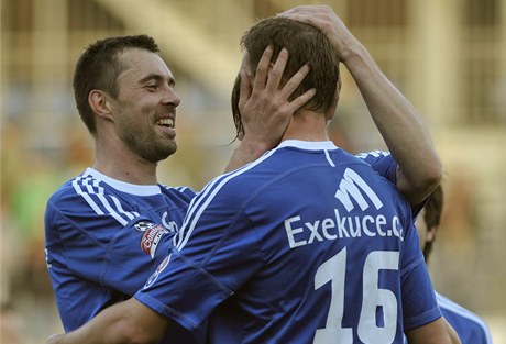 Michal Ordo (vlevo) a Zdenk Klesnil (zády) se radují z tetího gólu Olomouce. Klesnil je autorem druhého gólu zápasu