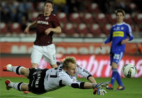 Sparta Praha - Sigma Olomouc (Branká Sigmy Olomouc Zdenk Zlámal vyráí stelu Tomáe Pikryla ze Sparty)