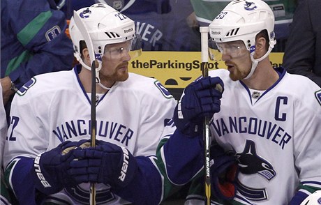 Vancouver Canucks. Zleva Daniel Sedin a Henrik Sedin