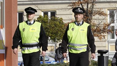  V Břeclavi se po nedělním přepadení patnáctiletého chlapce třemi neznámými muži zvýšila hlídková činnost strážníků a republikové policie. 