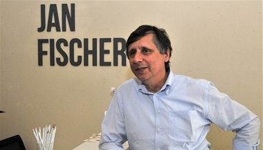 Kandidt na prezidenta Jan Fischer otevel na ikov svou volebn kancel.