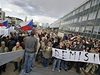 Asi 500 lidí se shromádilo 21. dubna po skonení protivládní demonstrace ped sídlem eské televize (T) v Praze. Ozývaly se hlasy o údajn neobjektivním informování o protestu a podhodnocení potu úastník eskou televizí. 