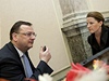 Premiér Petr Neas hovoí s Karolinou Peake (VV) ped jednání vlády.