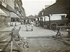 New York v dob bez aut. Snímek z roku 1890 zachycuje dv devátka na procházce po rozkopané 42. ulici.