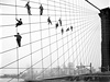 Deset natra na nosných kabelech Brooklynského mostu. Eugen de Salignac je vyfotil v roce 1914