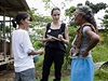 Angelina Jolie hovoí s jedenasedmdesátiletou Gerardinou ve vesnici Barrancabermeja. Tu obývá asi 50 rodin, 60 procent z nich jsou kolumbijtí uprchlíci.