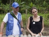 Angelina Jolie pi návtv Ekvádoru se sela s pstitelem fazolí.