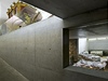 Vloená betonová rampa zprostedkovává kontakt mezi exponátem  koárem  a základy v podzemí.