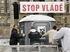 Pracovníci firmy Toi Toi instalují na Václavském námstí kvli nadcházející odboráské demonstraci penosné kadibudky 