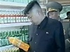 Kim ong-un pozorn prohlíí limonádu.