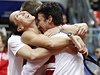 Srbská tenistka Jelena Jankoviová v objetí zbytku fedcupového týmu Srbska