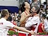 Srbská tenistka Jelena Jankoviová v objetí zbytku fedcupového týmu Srbska