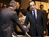 Francois Hollande hází svj lístek do volební urny.