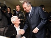 Francois Bayrou podává ruku mui, který práv odevzdal svj hlas.