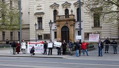 Demonstranti ped Úadem vlády