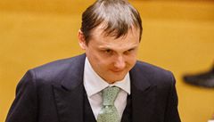 Vít Bárta s kvtinami pro Karolínu Peake