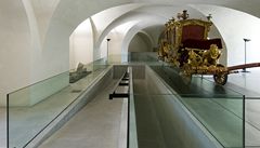 Vlo�ená betonová rampa zprost�edkovává kontakt mezi exponátem � ko�árem � a základy v podzemí.