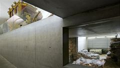 Vlo�ená betonová rampa zprost�edkovává kontakt mezi exponátem � ko�árem � a základy v podzemí.