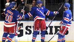 Hokejisté New York Rangers oslavují gól